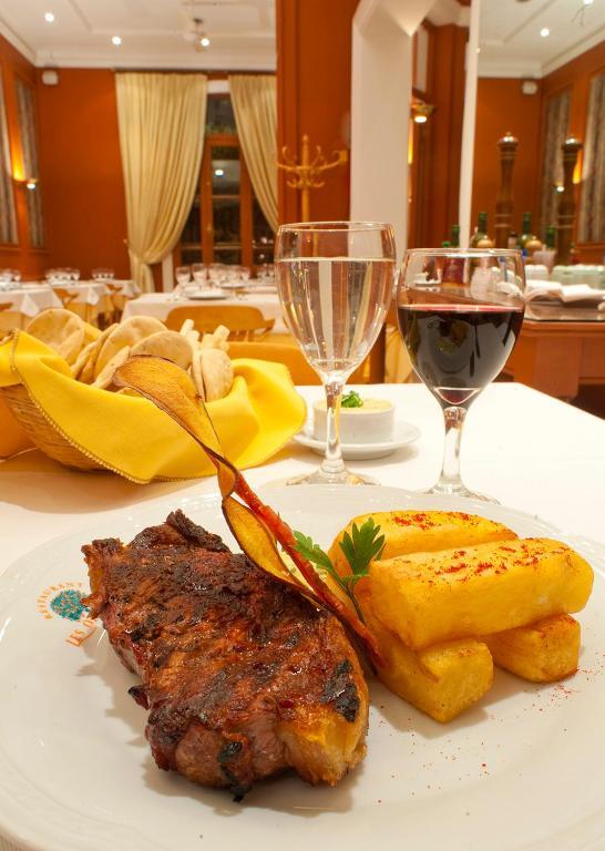 Hotel Libertador Тандил Экстерьер фото